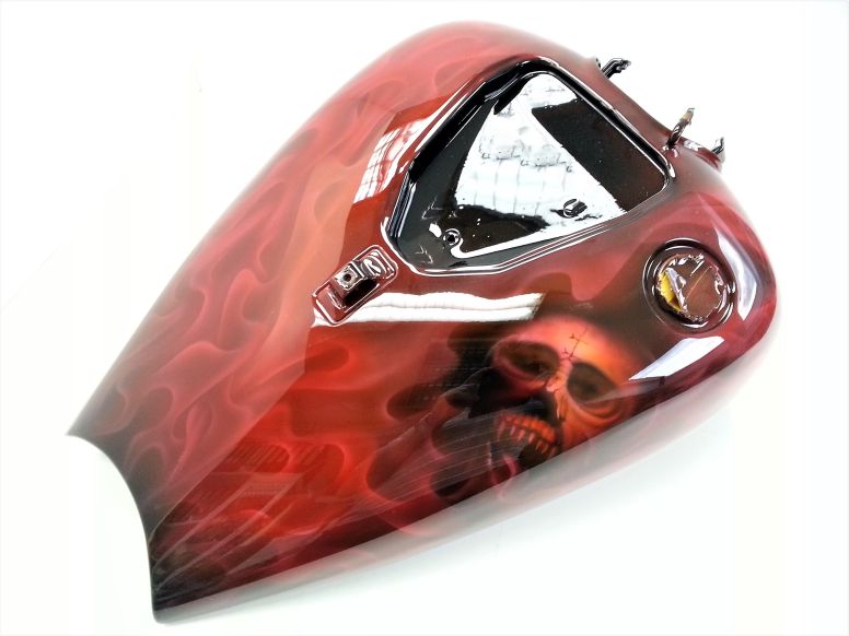 Flammenlackierung in Dunkelrot